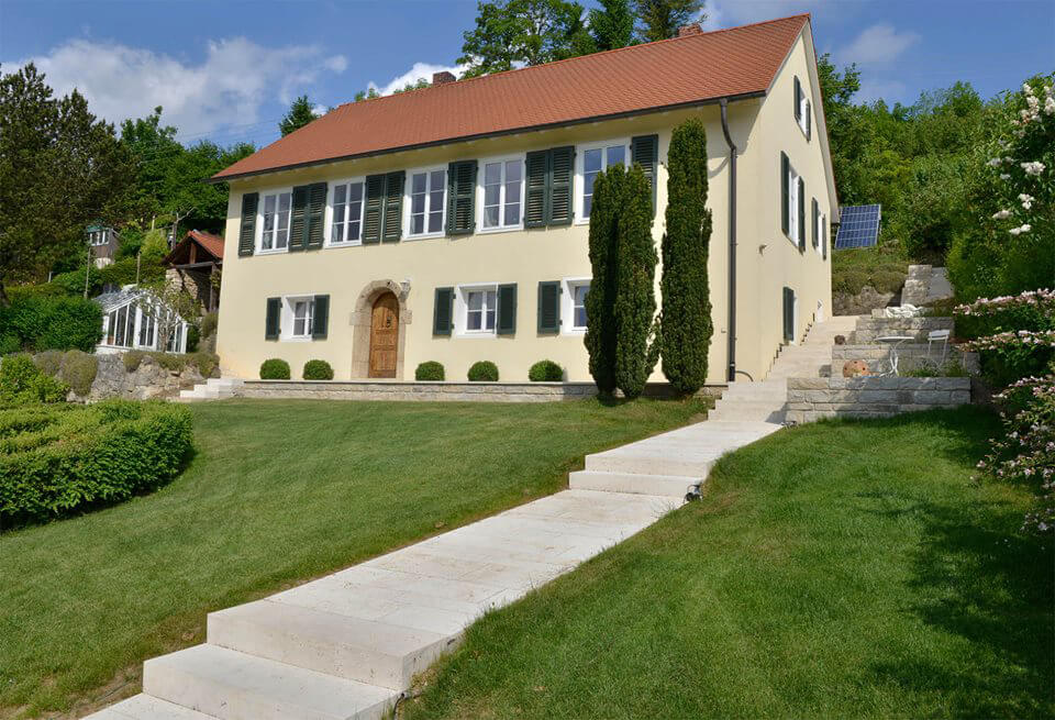 Steintreppe mit Gartenweg zwischen einzelnen Stufen