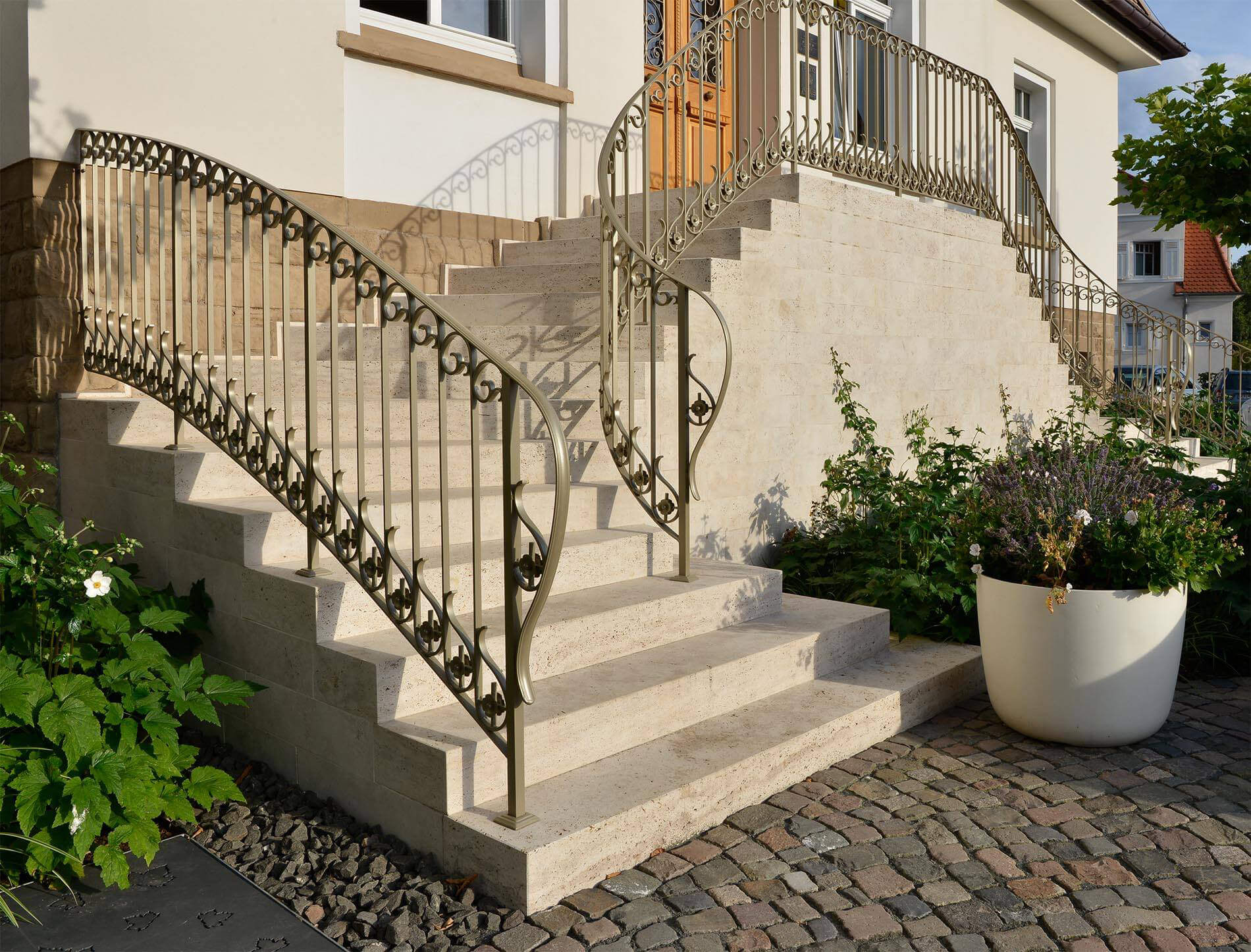 Steintreppe mit filigranem Geländer