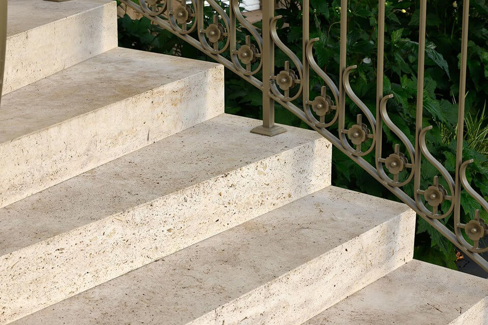 Steintreppe mit langsamem Richtungswechsel