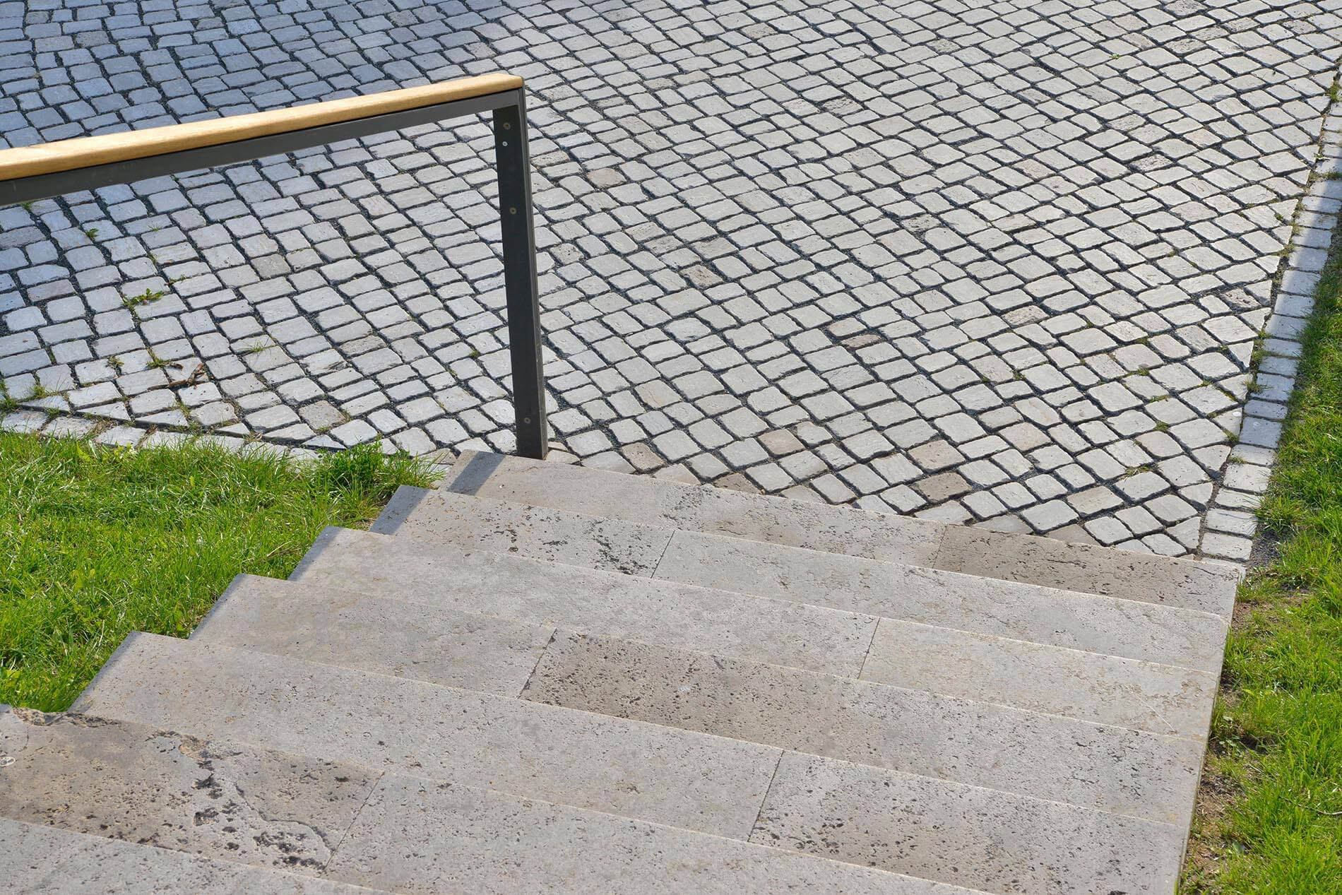 Steintreppe mit minimalistischem Geländer