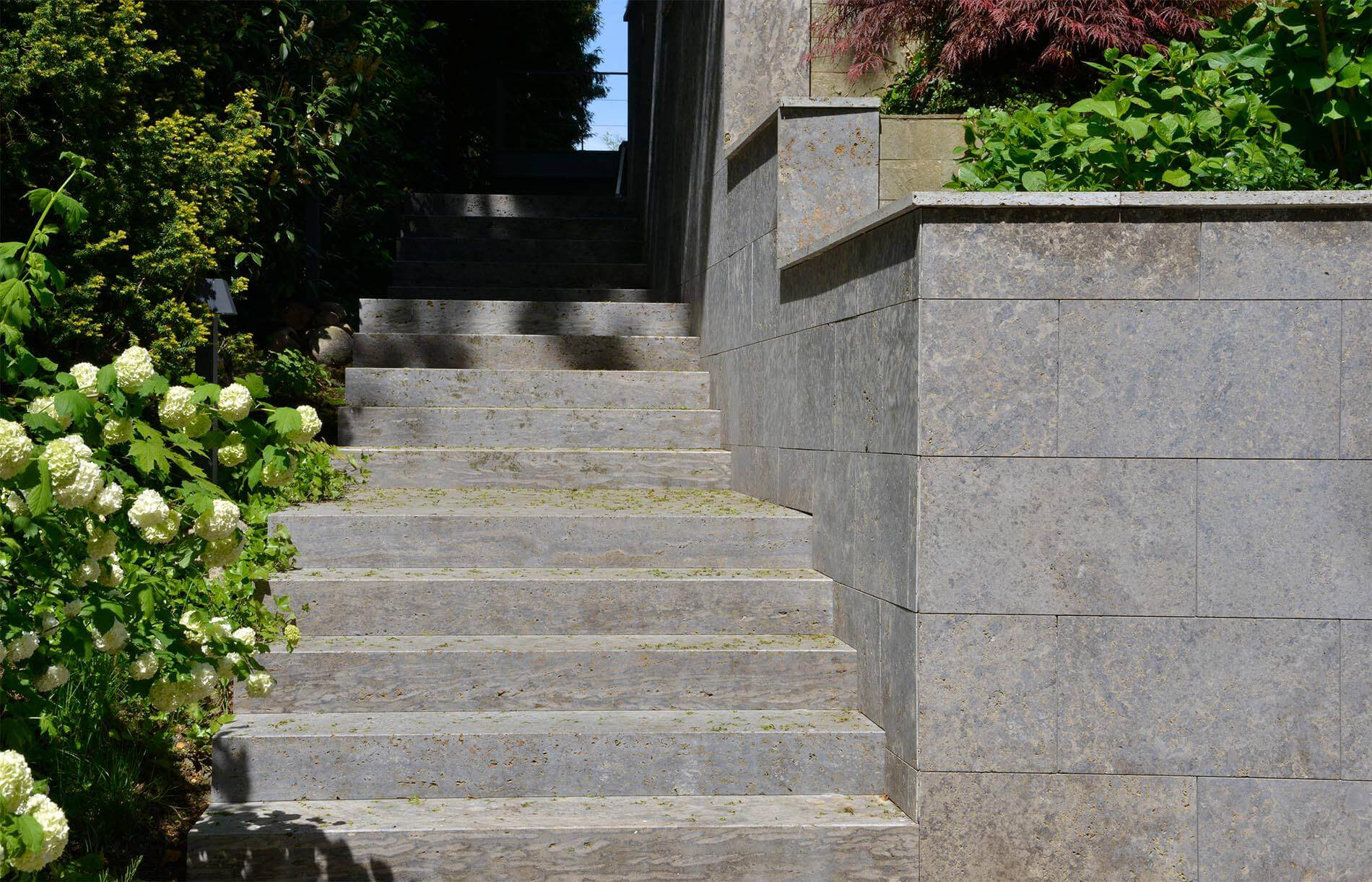 Steintreppe mit passend verkleideter Mauer