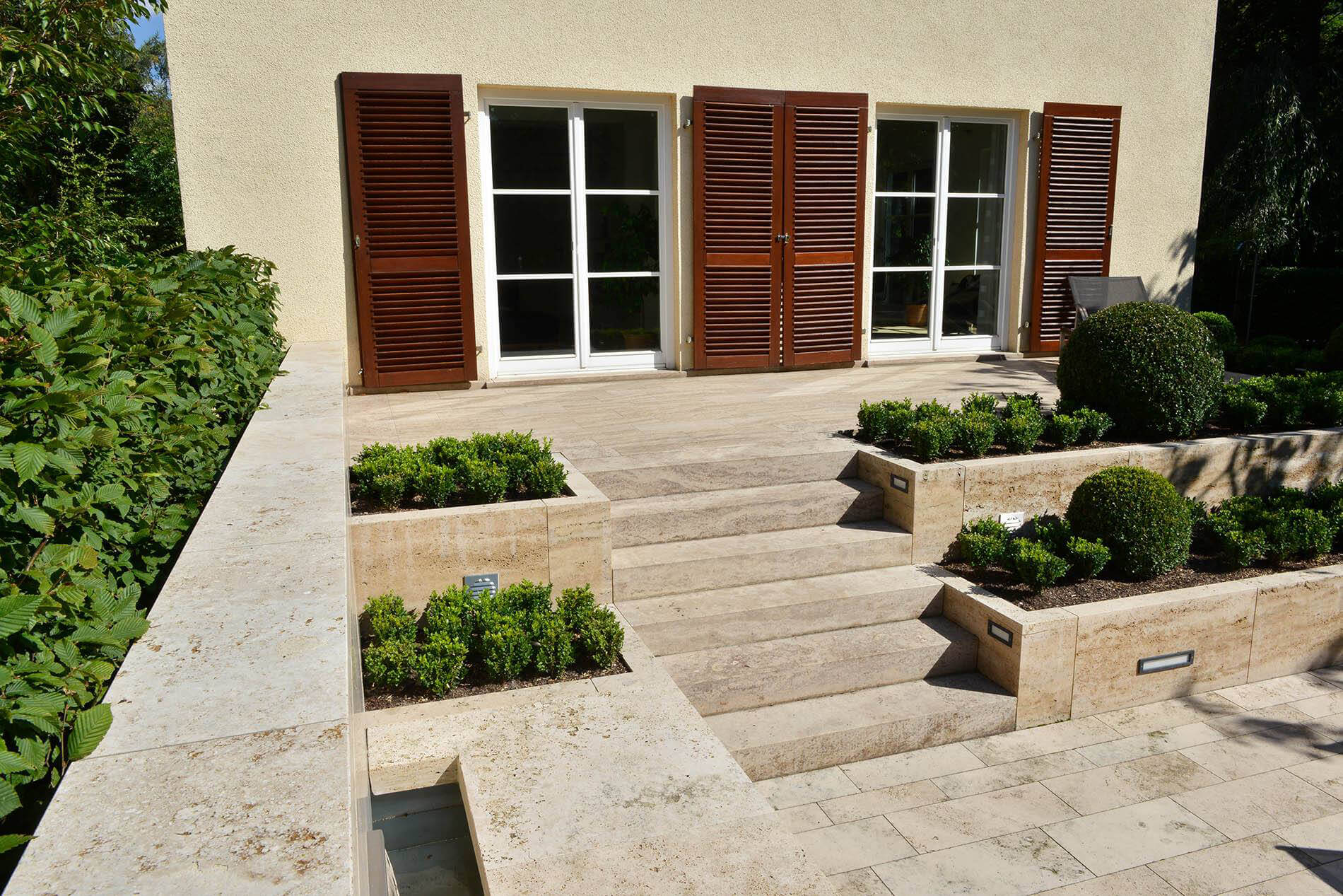 Steintreppe vor der Terrasse mit Bepflanzung