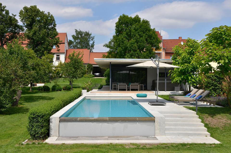 Steintreppe zum Pool im Garten