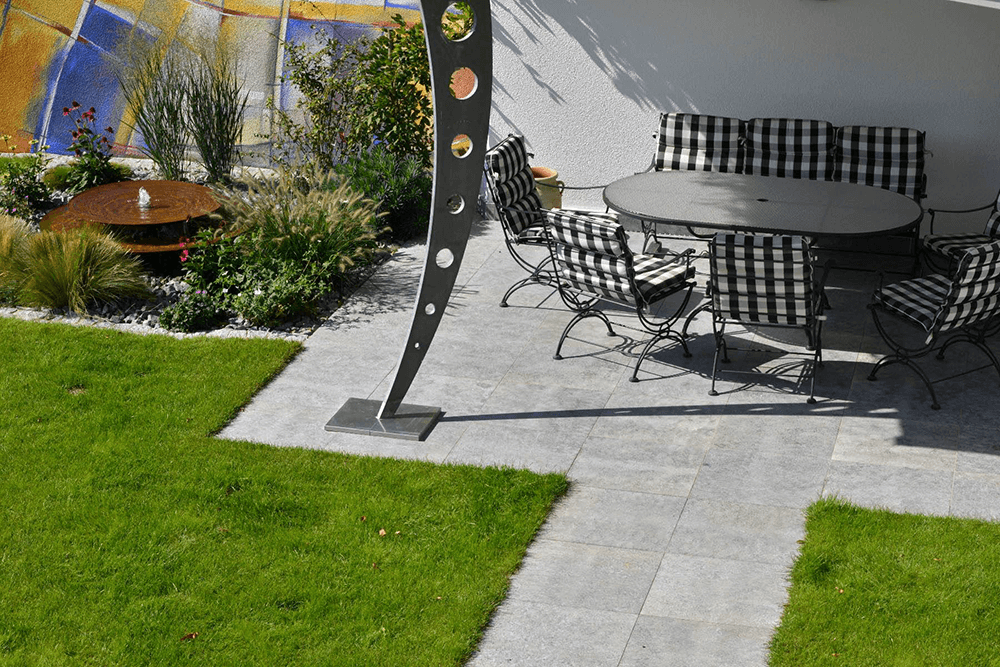 Terrasse aus Natursteinplatten im Quadratverband