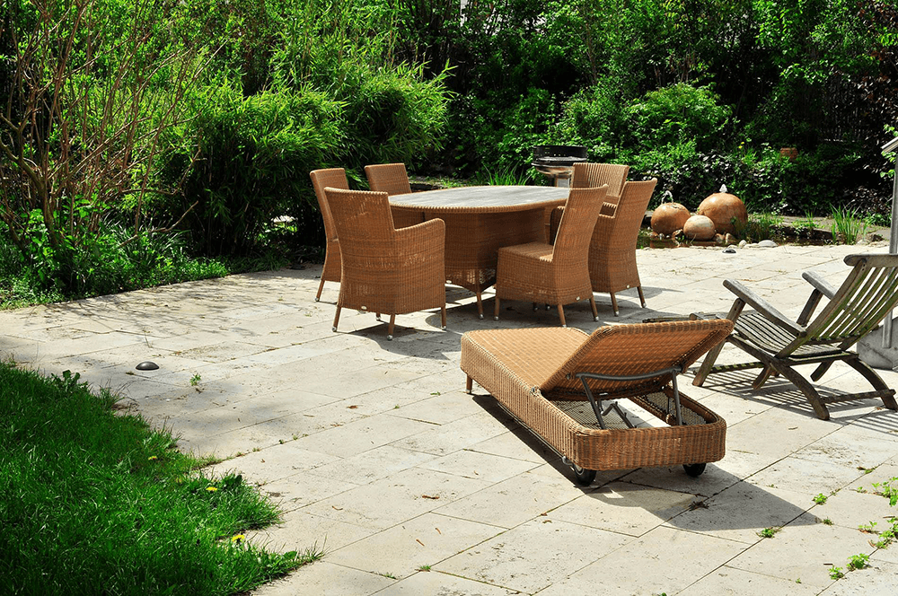 Terrasse aus Natursteinplatten