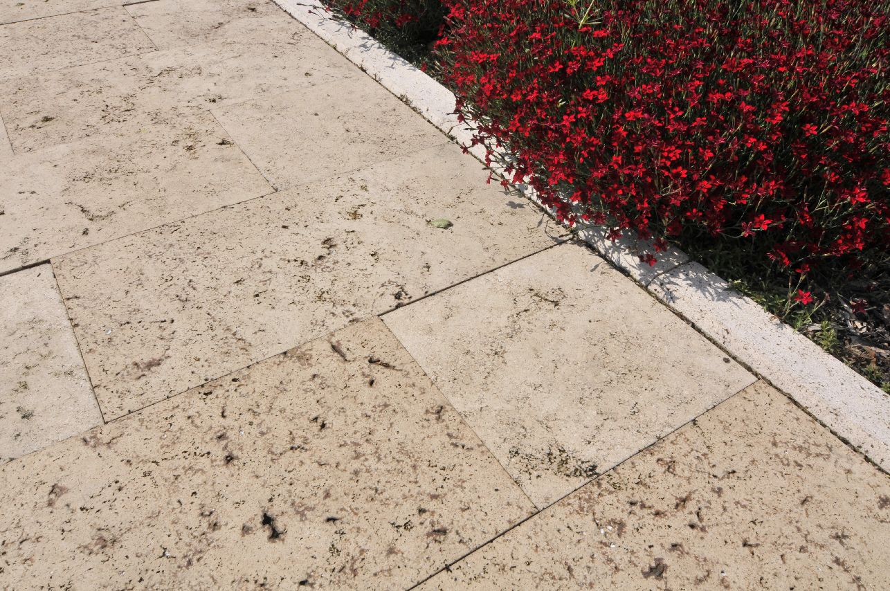 Terrassenplatten mit Blumen