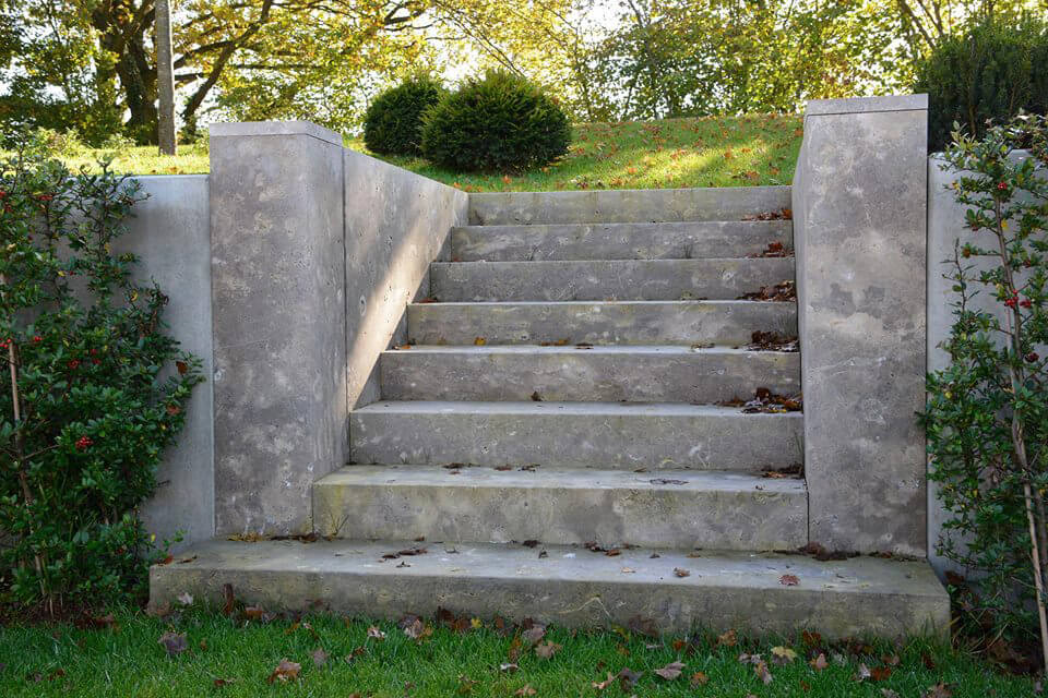 Treppe aus Blockstufen in einem Garten mit Hanglage