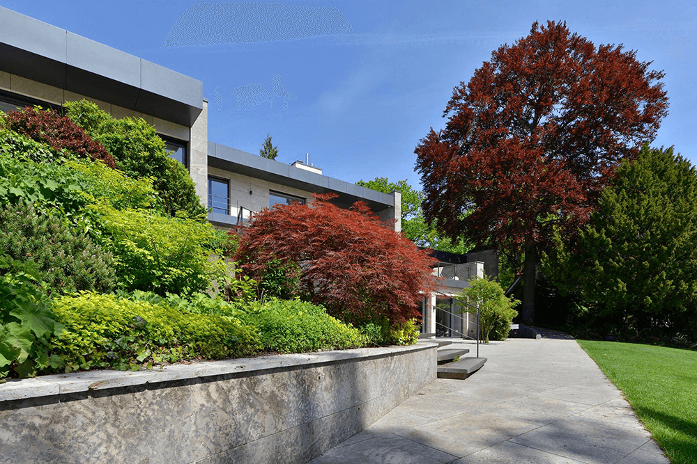 Weg zum Haus aus Natursteinplatten