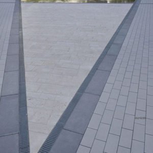 Bodenplatte Travertin Troja hell (Bahnen) für Außenbereiche