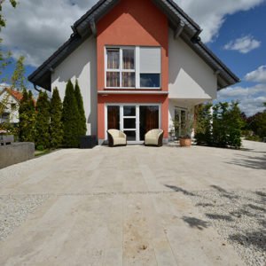 Bodenplatte Travertin Troja hell (Bahnen) für Außenbereiche