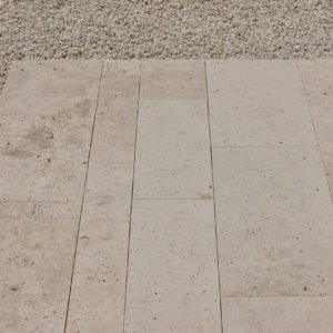 Bodenplatte Travertin Troja hell (Bahnen) für Außenbereiche