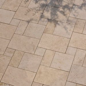 Gartenplatte Travertin Troja hell (Römischer Verband)