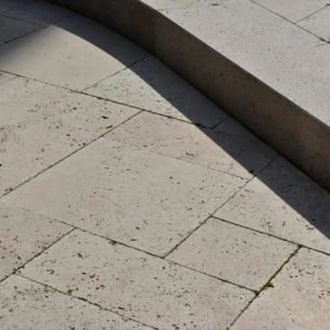 Gartenplatte Travertin Troja hell (Römischer Verband)