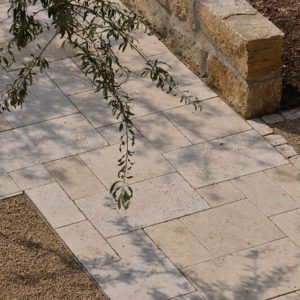 Gartenplatte Travertin Troja hell (Römischer Verband)