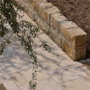 Gartenplatte Travertin Troja hell (Römischer Verband)