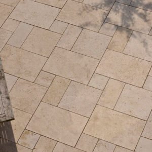 Gartenplatte Travertin Troja hell (Römischer Verband)