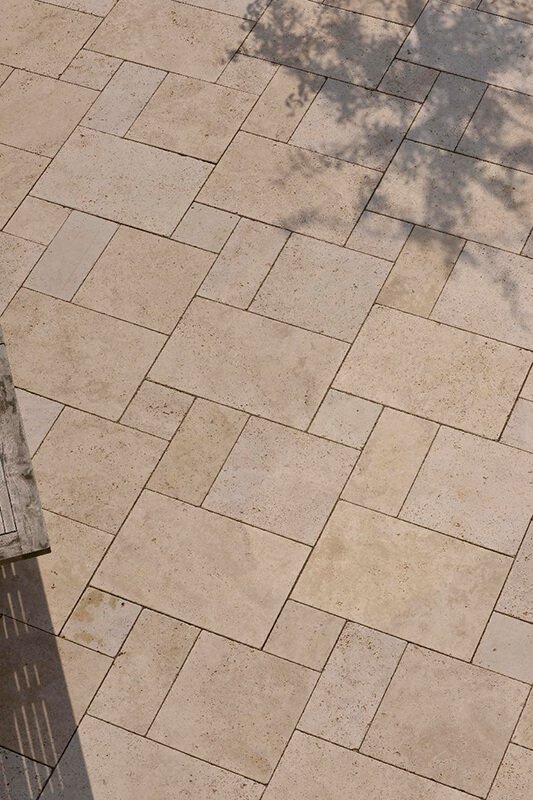 Terrassenplatten aus Travertin hell im Römischen Verband?